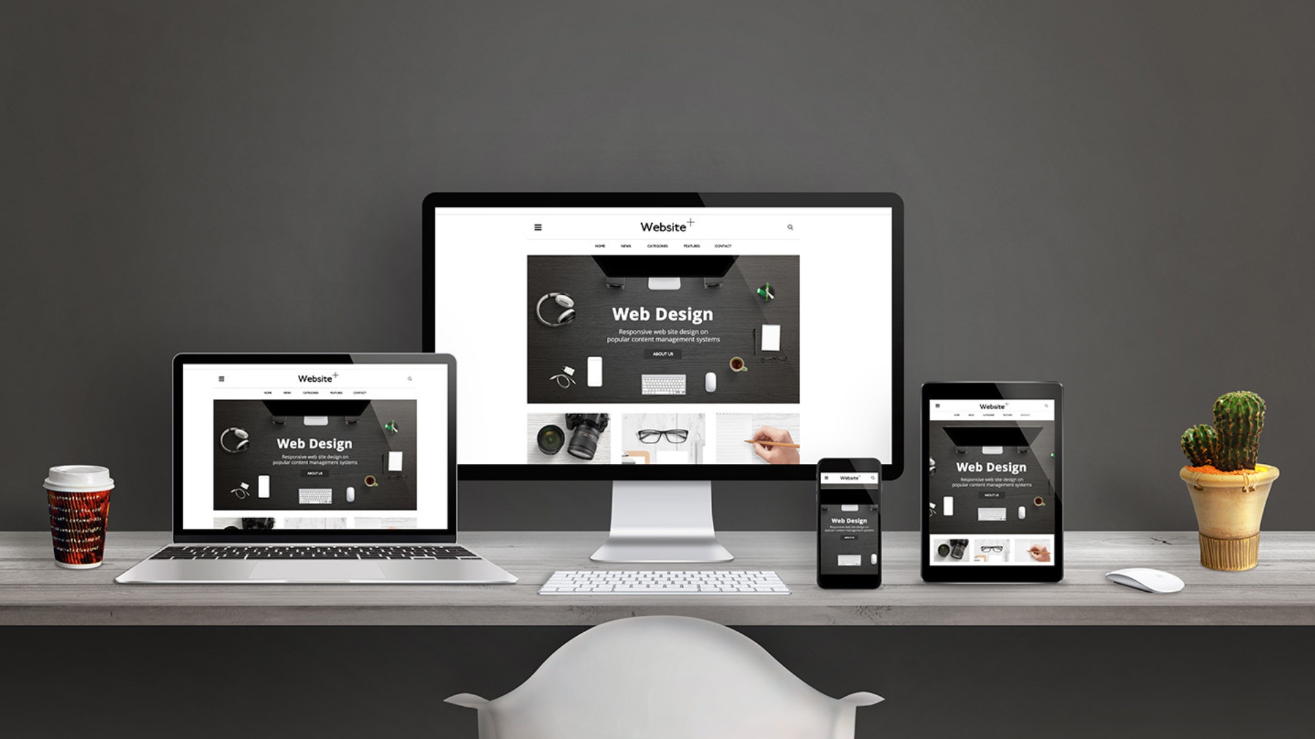 Vier verschiedene Geräte zeigen eine Website mit Webdesign-Inhalten: Desktop, Laptop, Tablet und Smartphone auf einem Schreibtisch